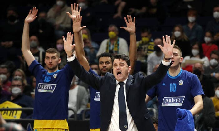 Trainer Israel Gonzales zeigend, gestikulierend Aktion Oberkoerper Oberkörper Basketball BBL Pokal Top Four Herren Halbfinale Saison 2021 2022 19.02.2022 Alba Berlin vs. Chemnitz 99ers Niners