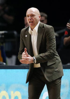 Trainer Rodrigo Pastore Aktion Oberkoerper Oberkörper Basketball BBL Pokal Top Four Herren Halbfinale Saison 2021 2022 19.02.2022 Alba Berlin vs. Chemnitz 99ers Niners