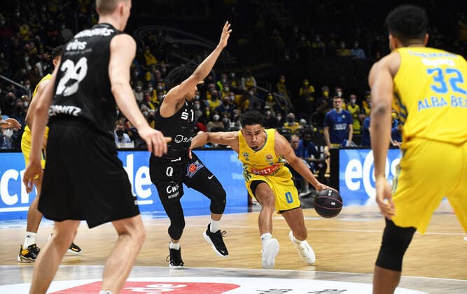 Basketball, Herren, Saison 2021 2022, MagentaSport BBL Pokal, TOP FOUR (Halbfinale 2), Alba Berlin - Niners Chemnitz, v. l. Mindaugas Susinskas (Niners Chemnitz), Nelson Weidemann (Niners Chemnitz), Maodo Lo (Alba Berlin), Johannes Thiemann (Alba Berlin), 19.02. 2022, Copyright: xSebastianxRäppold MatthiasxKochx