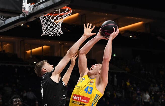 Basketball, Herren, Saison 2021 2022, MagentaSport BBL Pokal, TOP FOUR (Halbfinale 2), Alba Berlin - Niners Chemnitz, v. l. Jonas Richter (Niners Chemnitz), Luke Sikma (Alba Berlin), 19.02. 2022, Copyright: xSebastianxRäppold MatthiasxKochx