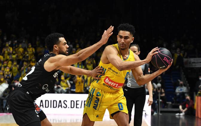 Basketball, Herren, Saison 2021 2022, MagentaSport BBL Pokal, TOP FOUR (Halbfinale 2), Alba Berlin - Niners Chemnitz, v. l. Trent Lockett (Niners Chemnitz), Maodo Lo (Alba Berlin), 19.02. 2022, Copyright: xSebastianxRäppold MatthiasxKochx