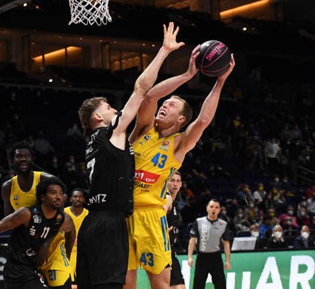 Basketball, Herren, Saison 2021 2022, MagentaSport BBL Pokal, TOP FOUR (Halbfinale 2), Alba Berlin - Niners Chemnitz, v. l. Jonas Richter (Niners Chemnitz), Luke Sikma (Alba Berlin), 19.02. 2022, Copyright: xSebastianxRäppold MatthiasxKochx