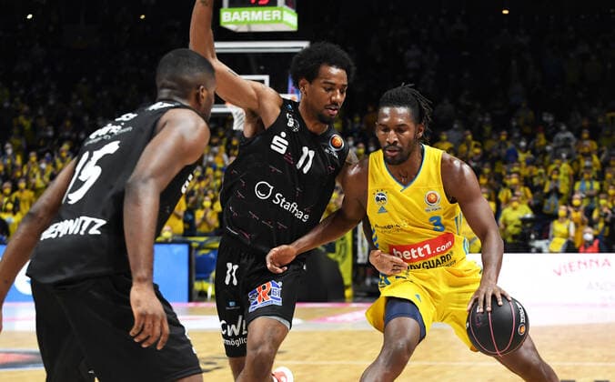 Basketball, Herren, Saison 2021 2022, MagentaSport BBL Pokal, TOP FOUR (Halbfinale 2), Alba Berlin - Niners Chemnitz, v. l. Frantz Massenat (Niners Chemnitz), Isiaha Mike (Niners Chemnitz), Jaleen Smith (Alba Berlin), 19.02. 2022, Copyright: xSebastianxRäppold MatthiasxKochx