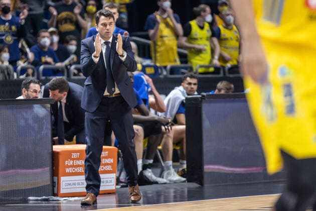 19.02.2022, Berlin, Basketball, BBL-Pokal, Halbfinale, Final Four, Mercedes Benz Arena: ALBA Berlin - Niners Chemnitz. ALBAs Headcoach Israel Gonzalez steht klatschend am Rand des Courts. ALBA Berlin - Niners Chemnitz