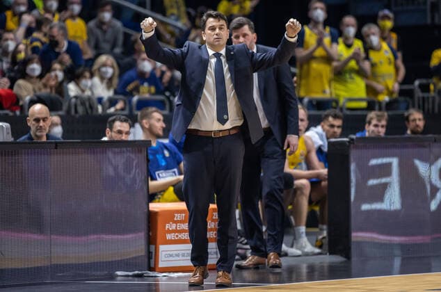 19.02.2022, Berlin, Basketball, BBL-Pokal, Halbfinale, Final Four, Mercedes Benz Arena: ALBA Berlin - Niners Chemnitz. ALBAs Headcoach Israel Gonzalez steht gestikulierend am Rand des Courts. ALBA Berlin - Niners Chemnitz