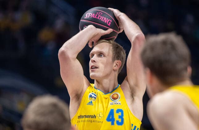 19.02.2022, Berlin, Basketball, BBL-Pokal, Halbfinale, Final Four, Mercedes Benz Arena: ALBA Berlin - Niners Chemnitz. ALBAs Luke Sikma haelt den Ball bereit zum Freiwurf. ALBA Berlin - Niners Chemnitz