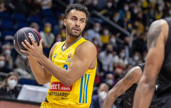 19.02.2022, Berlin, Basketball, BBL-Pokal, Halbfinale, Final Four, Mercedes Benz Arena: ALBA Berlin - Niners Chemnitz. ALBAs Johannes Thiemann spielt den Ball. ALBA Berlin - Niners Chemnitz