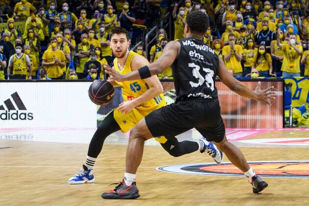 v.l. Tamir Blatt (Alba Berlin, 45), Eric Washington (Niners Chemnitz, 33), GER, Basketball,Alba Berlin vs Chemnitz Niners, BBL, Basketball - 1 Bundesliga - Maenner, Pokal Top Four 2022, Spiel ums Halbfinale, Saison 2021 2022, 19.02.2022, Basketball - Alba Berlin vs Chemnitz Niners, BBL, Pokal Top Four 2022, Spiel ums Halbfinale, Basketball - 1 Bundesliga - Maenner, , Saison 2021 2022, 19.02.2022, Berlin Copyright: xEibner-Pressefoto UwexKochx EP_UKH