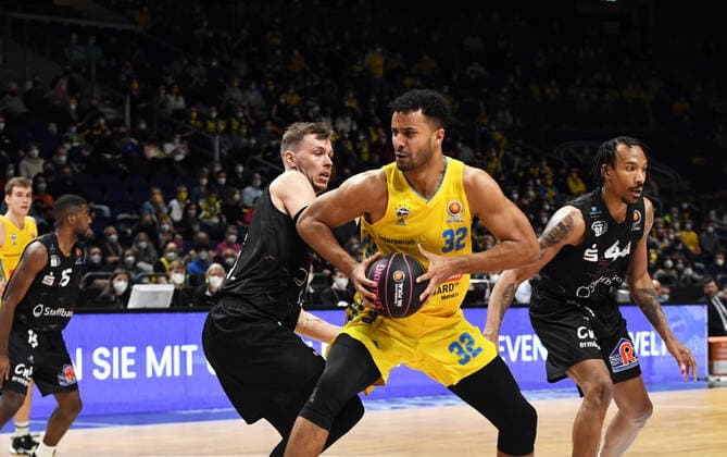 Basketball, Herren, Saison 2021 2022, MagentaSport BBL Pokal, TOP FOUR (Halbfinale 2), Alba Berlin - Niners Chemnitz, v. l. Jan Niklas Wimberg (Niners Chemnitz), Johannes Thiemann (Alba Berlin), Darion Atkins (Niners Chemnitz), 19.02. 2022, Copyright: xSebastianxRäppold MatthiasxKochx