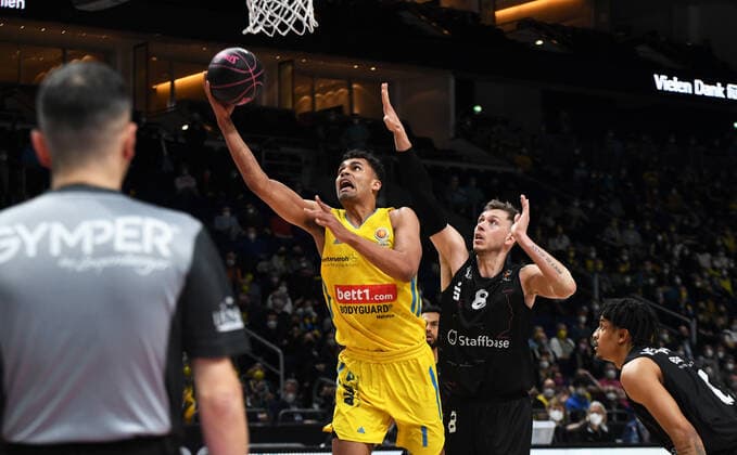 Basketball, Herren, Saison 2021 2022, MagentaSport BBL Pokal, TOP FOUR (Halbfinale 2), Alba Berlin - Niners Chemnitz, v. l. Oscar da Silva (Alba Berlin), Jan Niklas Wimberg (Niners Chemnitz), 19.02. 2022, Copyright: xSebastianxRäppold MatthiasxKochx