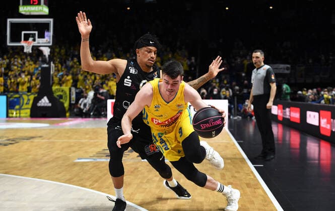 Basketball, Herren, Saison 2021 2022, MagentaSport BBL Pokal, TOP FOUR (Halbfinale 2), Alba Berlin - Niners Chemnitz, v. l. Nelson Weidemann (Niners Chemnitz), Jonas Mattisseck (Alba Berlin), 19.02. 2022, Copyright: xSebastianxRäppold MatthiasxKochx