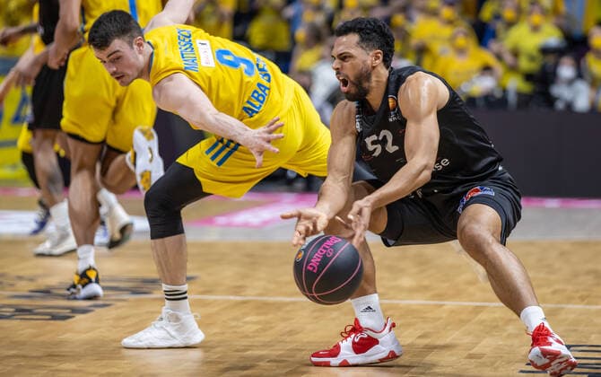 19.02.2022, Berlin, Basketball, BBL-Pokal, Halbfinale, Final Four, Mercedes Benz Arena: ALBA Berlin - Niners Chemnitz. ALBAs Jonas Mattisseck (l) kaempft gegen Trent Lockett von NINERS Chemnitz um den Ball. ALBA Berlin - Niners Chemnitz