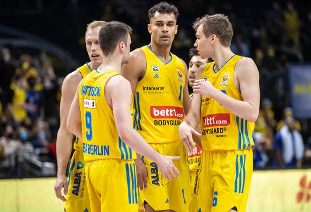 19.02.2022, Berlin, Basketball, BBL-Pokal, Halbfinale, Final Four, Mercedes Benz Arena: ALBA Berlin - Niners Chemnitz. ALBAs Luke Sikma (l-r), Jonas Mattisseck, Oscar da Silva und Malte Delow stehen zusammen auf dem Court. ALBA Berlin - Niners Chemnitz