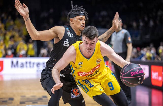 19.02.2022, Berlin, Basketball, BBL-Pokal, Halbfinale, Final Four, Mercedes Benz Arena: ALBA Berlin - Niners Chemnitz. ALBAs Jonas Mattisseck (r) kaempft gegen Nelson Weidemann von NINERS Chemnitz um den Ball. ALBA Berlin - Niners Chemnitz