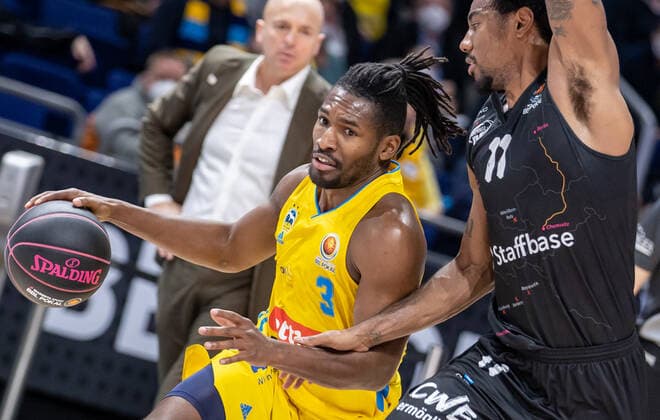 19.02.2022, Berlin, Basketball, BBL-Pokal, Halbfinale, Final Four, Mercedes Benz Arena: ALBA Berlin - Niners Chemnitz. ALBAs Jaleen Smith (l) kaempft gegen Isiaha Mike von NINERS Chemnitz um den Ball. ALBA Berlin - Niners Chemnitz