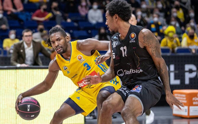 19.02.2022, Berlin, Basketball, BBL-Pokal, Halbfinale, Final Four, Mercedes Benz Arena: ALBA Berlin - Niners Chemnitz. ALBAs Jaleen Smith (l) kaempft gegen Isiaha Mike von NINERS Chemnitz um den Ball. ALBA Berlin - Niners Chemnitz