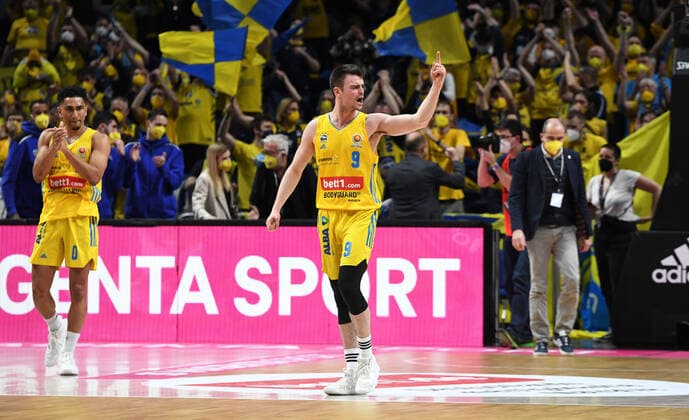 Sport Bilder des Tages Basketball, Herren, Saison 2021 2022, MagentaSport BBL Pokal, TOP FOUR (Halbfinale 2), Alba Berlin - Niners Chemnitz, Jonas Mattisseck (Alba Berlin), Jubel nach Spielende, 19.02. 2022, Copyright: xSebastianxRäppold MatthiasxKochx