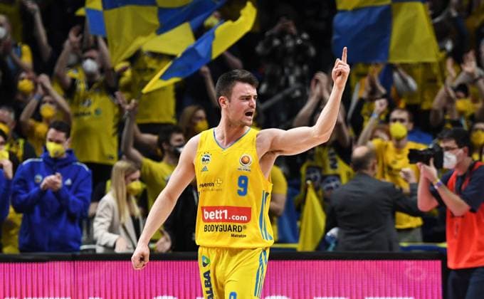 Basketball, Herren, Saison 2021 2022, MagentaSport BBL Pokal, TOP FOUR (Halbfinale 2), Alba Berlin - Niners Chemnitz, Jonas Mattisseck (Alba Berlin), Jubel nach Abpfiff, 19.02. 2022, Copyright: xSebastianxRäppold MatthiasxKochx