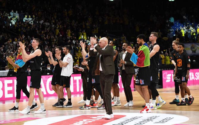 Basketball, Herren, Saison 2021 2022, MagentaSport BBL Pokal, TOP FOUR (Halbfinale 2), Alba Berlin - Niners Chemnitz, Chemnitz, Enttäuschung nach Abpfiff, 19.02. 2022, Copyright: xSebastianxRäppold MatthiasxKochx