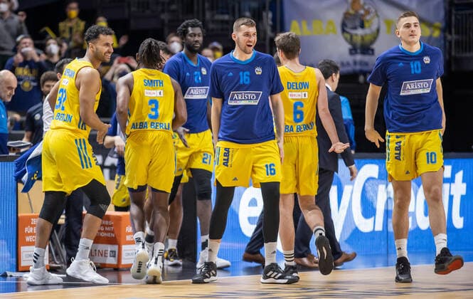 19.02.2022, Berlin, Basketball, BBL-Pokal, Halbfinale, Final Four, Mercedes Benz Arena: ALBA Berlin - Niners Chemnitz. Team von ALBA Berlin jubelt nach dem Sieg im Halbfinale. ALBA Berlin - Niners Chemnitz