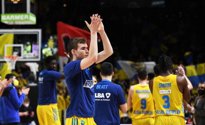 Basketball, Herren, Saison 2021 2022, MagentaSport BBL Pokal, TOP FOUR (Halbfinale 2), Alba Berlin - Niners Chemnitz, Malte Delow (Alba Berlin), Jubel nach Abpfiff, 19.02. 2022, Copyright: xSebastianxRäppold MatthiasxKochx