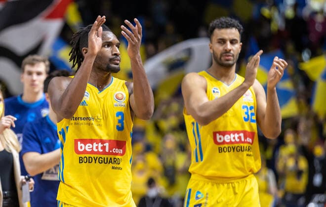 19.02.2022, Berlin, Basketball, BBL-Pokal, Halbfinale, Final Four, Mercedes Benz Arena: ALBA Berlin - Niners Chemnitz. ALBAs Jaleen Smith (l) und Johannes Thiemann jubeln nach dem Sieg im Halbfinale. ALBA Berlin - Niners Chemnitz
