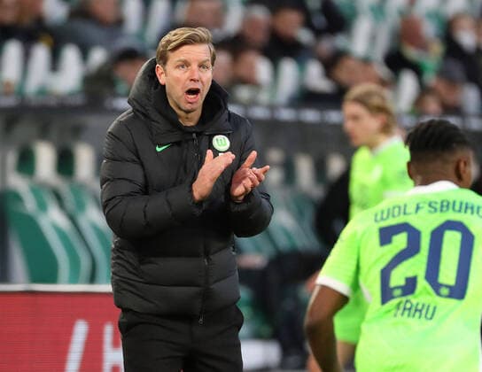 VfL vs. Hoffenheim, 1. BL Wolfsburg, 19.02.2022, FUßBALL - VfL Wolfsburg vs. TSG 1899 Hoffenheim, 1. BL, Saison 2021 22, VW Arena. Cheftrainer Florian Kohfeldt (VfL Wolfsburg) lautstark an der Seitenlinie, gestikulierend Wolfsburg
