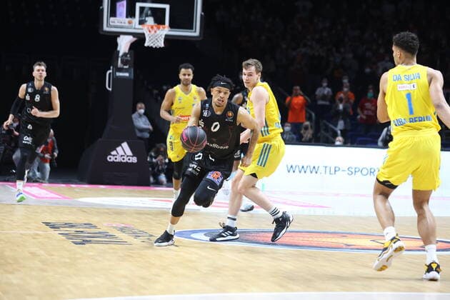 DEU, TOP4 Finale, ALBA vs. Niners Chemnitz, 19.02.2022, Mercedes-Benz-Arena, Berlin, DEU, TOP4 Finale, ALBA vs. Niners Chemnitz, im Bild Malte Delow (ALBA Berlin 6), Weidemann (Chemnitz 0)