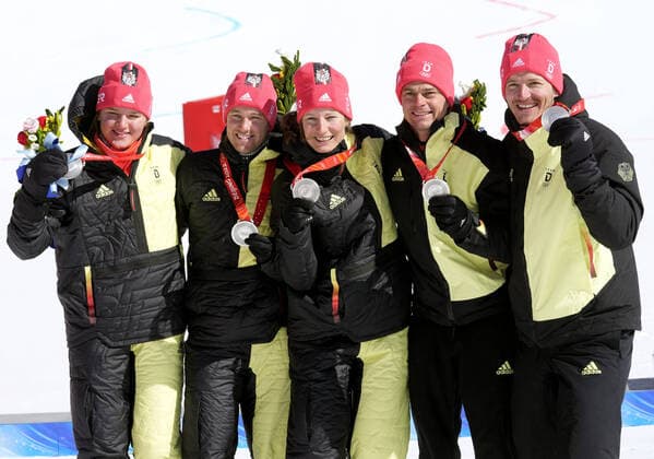 Bilder des Jahres 2022, Sport 02 Februar Sport Themen der Woche KW 07 The German ski team celebrates taking the silver medal in the Mixed Team Parallel event at the Winter Olympics in Beijing on Sunday February 20, 2022. The team consisted of Emma Aicher, Lena Duerr, Julian Rauchfuss, Alexander Schmid and Linus Strasser.  OLY20220220429 RICKxTxWILKING