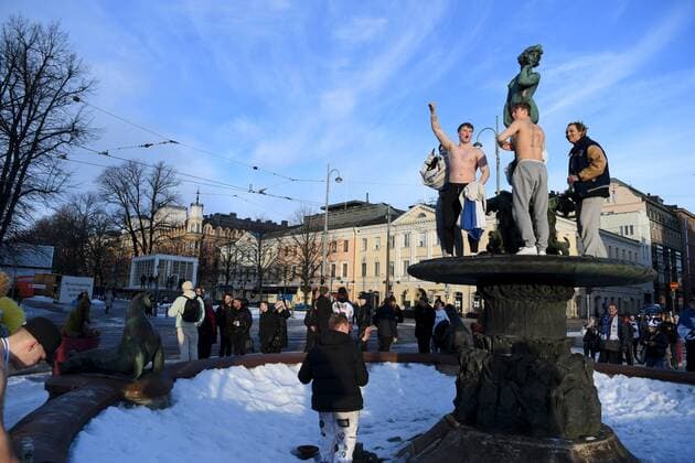 Finnish fans celebrate early morning in downtown Helsinki, Finland on February 20, 2022 as Finland won the Beijing 2022 Winter Olympic Games, Olympische Spiele, Olympia, OS Ice hockey, Eishockey gold medal match against Russia s Olympic Committee ROC. Helsinki Finland LKFTJK20220220084914KCTO  Copyright: xAnttixAimo-Koivistox
