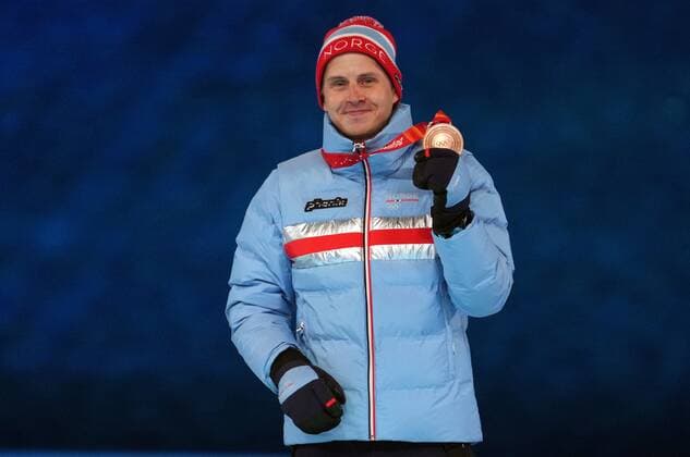 China Olympics 2022 Closing 8121736 20.02.2022 Bronze medalist Norway s Simen Hegstad Krueger poses during an award ceremony for the cross-country skiing men s 30 km mass start free event during the closing ceremony of the Beijing 2022 Winter Olympic Games, Olympische Spiele, Olympia, OS at the National Stadium, also known as the Bird s Nest, in Beijing, China. Pavel Bednyakov Sputnik Beijing China  Copyright: xPavelxBednyakovx