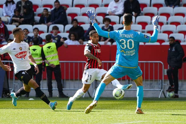 But - Justin Kluivert (OGC Nice) - Danijel Petkovic (Sco Angers) FOOTBALL : OGC Nice vs SCO Angers - Ligue 1 Uber Eats - Nice - 20 02 2022 NorbertScanella Panoramic 