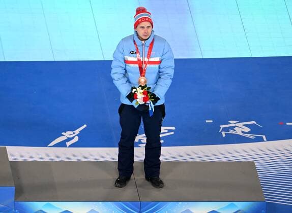 China Olympics 2022 Closing 8121781 20.02.2022 Bronze medalist Norway s Simen Hegstad Krueger poses during an award ceremony for the cross-country skiing men s 50 km mass start free event during the closing ceremony of the Beijing 2022 Winter Olympic Games, Olympische Spiele, Olympia, OS at the National Stadium, also known as the Bird s Nest, in Beijing, China. Vladimir Astapkovich Sputnik Beijing China  Copyright: xVladimirxAstapkovichx