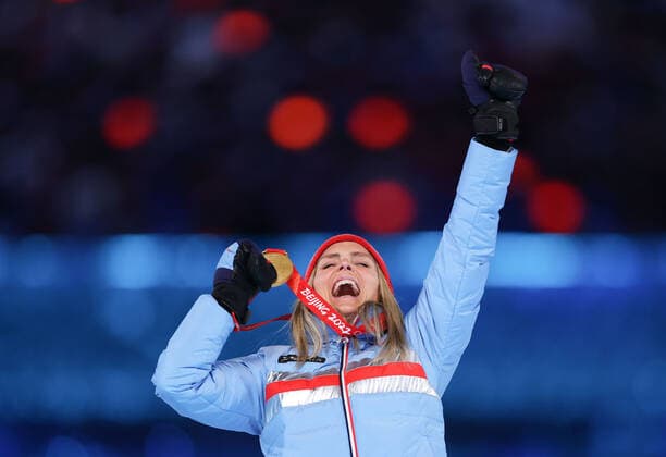 (220220) -- BEIJING, Feb. 20, 2022 -- Gold medalist Therese Johaug of Norway reacts during the Victory Ceremony of the cross-country skiing women s 30km mass start free event during the closing ceremony of the Beijing 2022 Olympic Winter games, Winterspiele,Spiele, Summer games at the National Stadium in Beijing, capital of China, Feb. 20, 2022. ) (BEIJING2022)CHINA-BEIJING-OLYMPIC WINTER GAMES-CLOSING CEREMONY (CN) CaoxCan 
