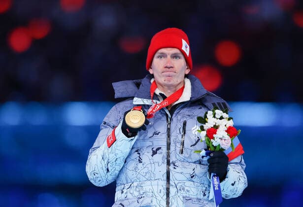 (220220) -- BEIJING, Feb. 20, 2022 -- Gold medalist Alexander Bolshunov of ROC reacts during the Victory Ceremony of cross-country skiing men s 50km mass start free event during the closing ceremony of the Beijing 2022 Olympic Winter games, Winterspiele,Spiele, Summer games at the National Stadium in Beijing, capital of China, Feb. 20, 2022. ) (BEIJING2022)CHINA-BEIJING-OLYMPIC WINTER GAMES-CLOSING CEREMONY (CN) CaoxCan 