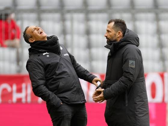 20.02.2022, Fussball, 1. Bundesliga, 23. Spieltag, FC Bayern Muenchen - SpVgg Greuther Fuerth, GER, Muenchen, Allianz Arena Bild: v. li. Rachid Azzouzi Sportdirektor (SpVgg Greuther Fuerth) und Hasan Salihamidzic (Sportvorstand FC Bayern Muenchen) DFL REGULATIONS PROHIBIT ANY USE OF PHOTOGRAPHS AS IMAGE SEQUENCES AND OR QUASI-VIDEO. *** 20 02 2022, Football, 1 Bundesliga, 23 Matchday, FC Bayern Muenchen SpVgg Greuther Fuerth, GER, Muenchen, Allianz Arena Picture from left Rachid Azzouzi Sport Director SpVgg Greuther Fuerth and Hasan Salihamidzic Sports Director FC Bayern Muenchen DFL REGULATIONS PROHIBIT ANY USE OF PHOTOGRAPHS AS IMAGE SEQUENCES AND OR QUASI VIDEO Copyright: HMBxMedia xHeikoxBecker