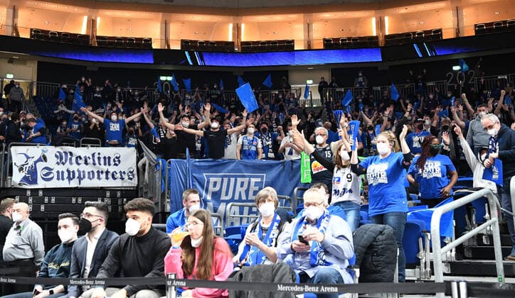 Basketball, Herren, Saison 2021 2022, MagentaSport BBL Pokal, Top Four (Finale), Hakro Merlins Crailsheim - Alba Berlin, Fans von Crailsheim, 20.02. 2022, Copyright: xSebastianxRäppold MatthiasxKochx
