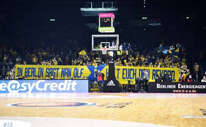 Basketball, Herren, Saison 2021 2022, MagentaSport BBL Pokal, Top Four (Finale), Hakro Merlins Crailsheim - Alba Berlin, Fans von Alba mit Transparent, In Berlin sagt man ölf. Holt euch den Rekord., 20.02. 2022, Copyright: xSebastianxRäppold MatthiasxKochx