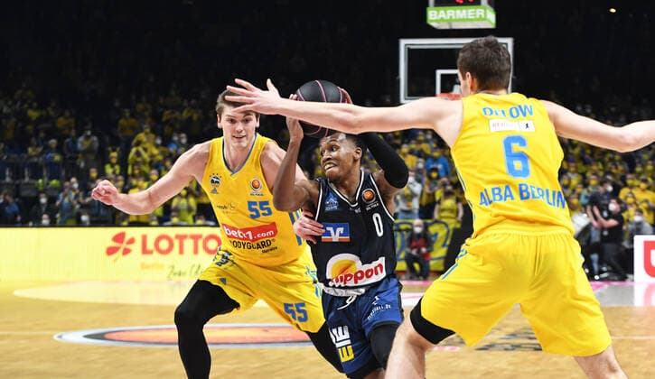 Basketball, Herren, Saison 2021 2022, MagentaSport BBL Pokal, Top Four (Finale), Hakro Merlins Crailsheim - Alba Berlin, v. l. Ben Lammers (Alba Berlin), T.J. Shorts (Hakro Merlins Crailsheim), Malte Delow (Alba Berlin), 20.02. 2022, Copyright: xSebastianxRäppold MatthiasxKochx