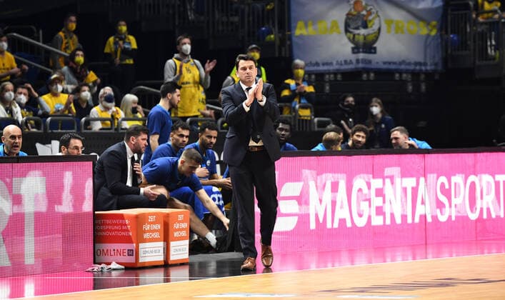 Basketball, Herren, Saison 2021 2022, MagentaSport BBL Pokal, Top Four (Finale), Hakro Merlins Crailsheim - Alba Berlin, Trainer Israel Gonzalez (Alba Berlin), 20.02. 2022, Copyright: xSebastianxRäppold MatthiasxKochx
