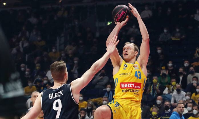 Fabian Bleck, Luke Sikma Aktion Spielszene Zweikampf Basketball BBL Pokal Top Four Herren Finale Saison 2021 2022 20.02.2022 Alba Berlin vs. HAKRO Merlins Crailsheim