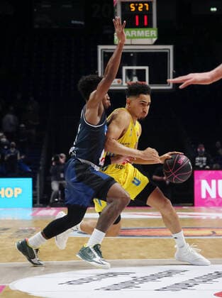 TJ Shorts II, Maodo Lo Aktion Spielszene Zweikampf Basketball BBL Pokal Top Four Herren Finale Saison 2021 2022 20.02.2022 Alba Berlin vs. HAKRO Merlins Crailsheim