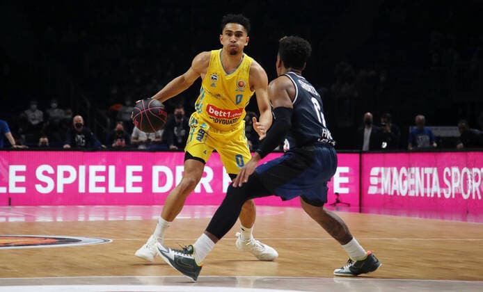 Maodo Lo, TJ Shorts II Aktion Spielszene Zweikampf Basketball BBL Pokal Top Four Herren Finale Saison 2021 2022 20.02.2022 Alba Berlin vs. HAKRO Merlins Crailsheim