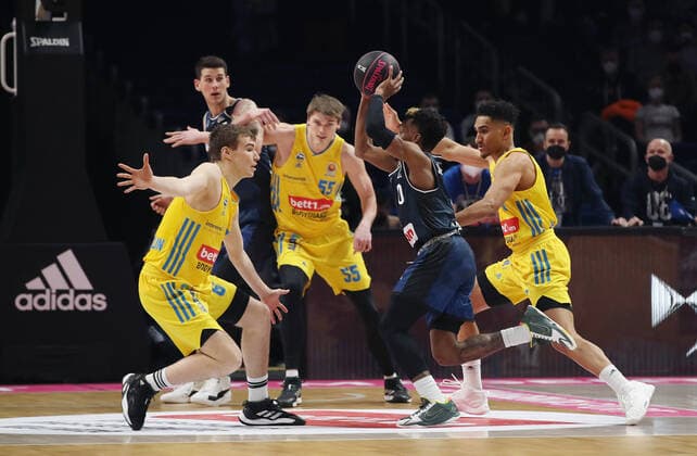 Malte Delow, Ben Lammers, TJ Shorts II, Maodo Lo Aktion Spielszene Zweikampf Basketball BBL Pokal Top Four Herren Finale Saison 2021 2022 20.02.2022 Alba Berlin vs. HAKRO Merlins Crailsheim