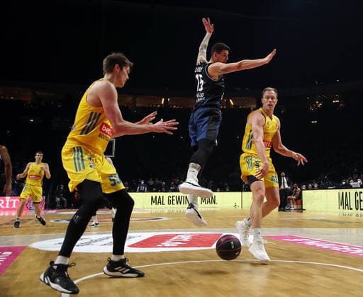 Ben Lammers, Bogdan Radosavljevic, Luke Sikma Aktion Spielszene Zweikampf Basketball BBL Pokal Top Four Herren Finale Saison 2021 2022 20.02.2022 Alba Berlin vs. HAKRO Merlins Crailsheim