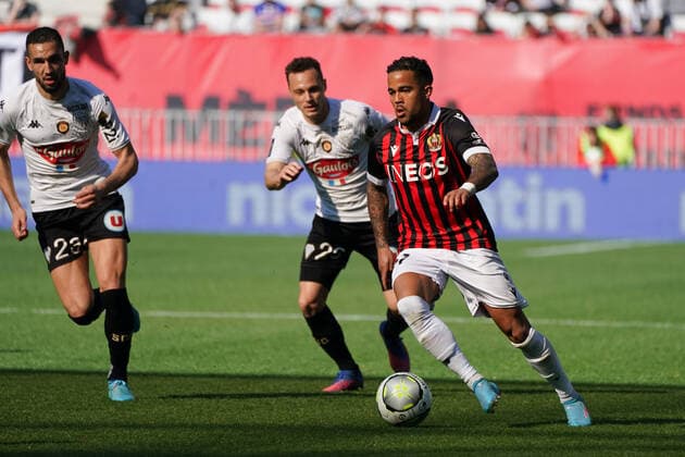 Justin Kluivert (OGC Nice) - Vincent Manceau (Sco Angers) FOOTBALL : OGC Nice vs SCO Angers - Ligue 1 Uber Eats - Nice - 20 02 2022 NorbertScanella Panoramic 