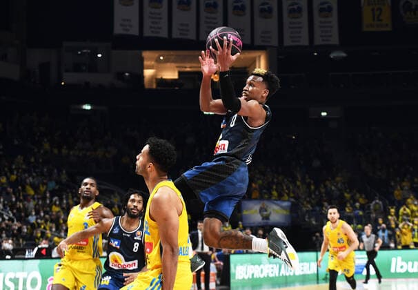 Basketball, Herren, Saison 2021 2022, MagentaSport BBL Pokal, Top Four (Finale), Hakro Merlins Crailsheim - Alba Berlin, v. l. Johannes Thiemann (Alba Berlin), T.J. Shorts (Hakro Merlins Crailsheim), 20.02. 2022, Copyright: xSebastianxRäppold MatthiasxKochx