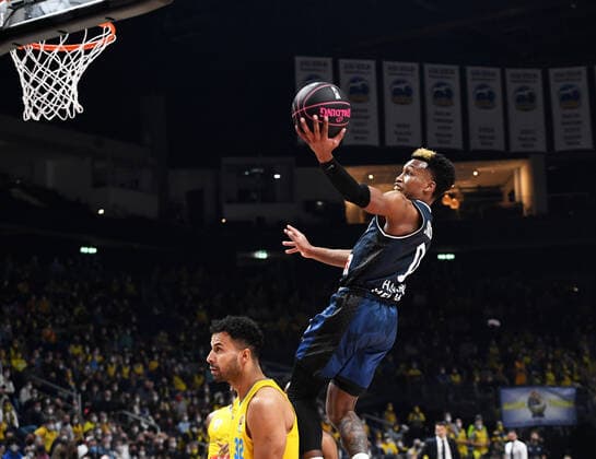 Basketball, Herren, Saison 2021 2022, MagentaSport BBL Pokal, Top Four (Finale), Hakro Merlins Crailsheim - Alba Berlin, v. l. Johannes Thiemann (Alba Berlin), T.J. Shorts (Hakro Merlins Crailsheim), 20.02. 2022, Copyright: xSebastianxRäppold MatthiasxKochx