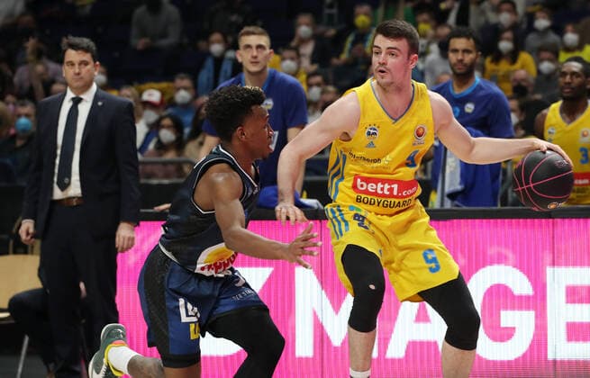 Trainer Israel Gonzales, TJ Shorts II, Jonas Mattissek Aktion Spielszene Zweikampf Basketball BBL Pokal Top Four Herren Finale Saison 2021 2022 20.02.2022 Alba Berlin vs. HAKRO Merlins Crailsheim