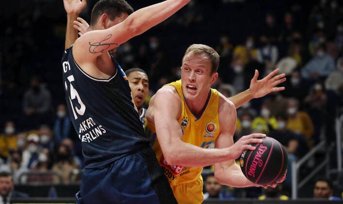 Bogdan Radosavljevic, Luke Sikma Aktion Spielszene Zweikampf Basketball BBL Pokal Top Four Herren Finale Saison 2021 2022 20.02.2022 Alba Berlin vs. HAKRO Merlins Crailsheim
